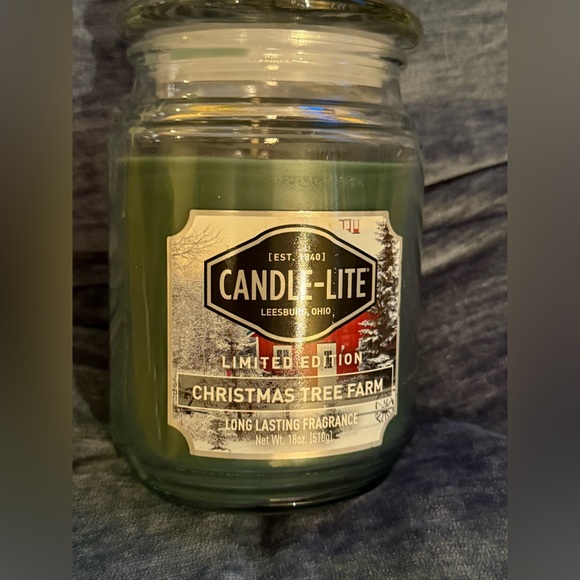 Candle-lite 18 oz. candle “Christmas Tree Farm” NEW/UNUSED Burn time 70-110 hrs - Picture 1 of 8